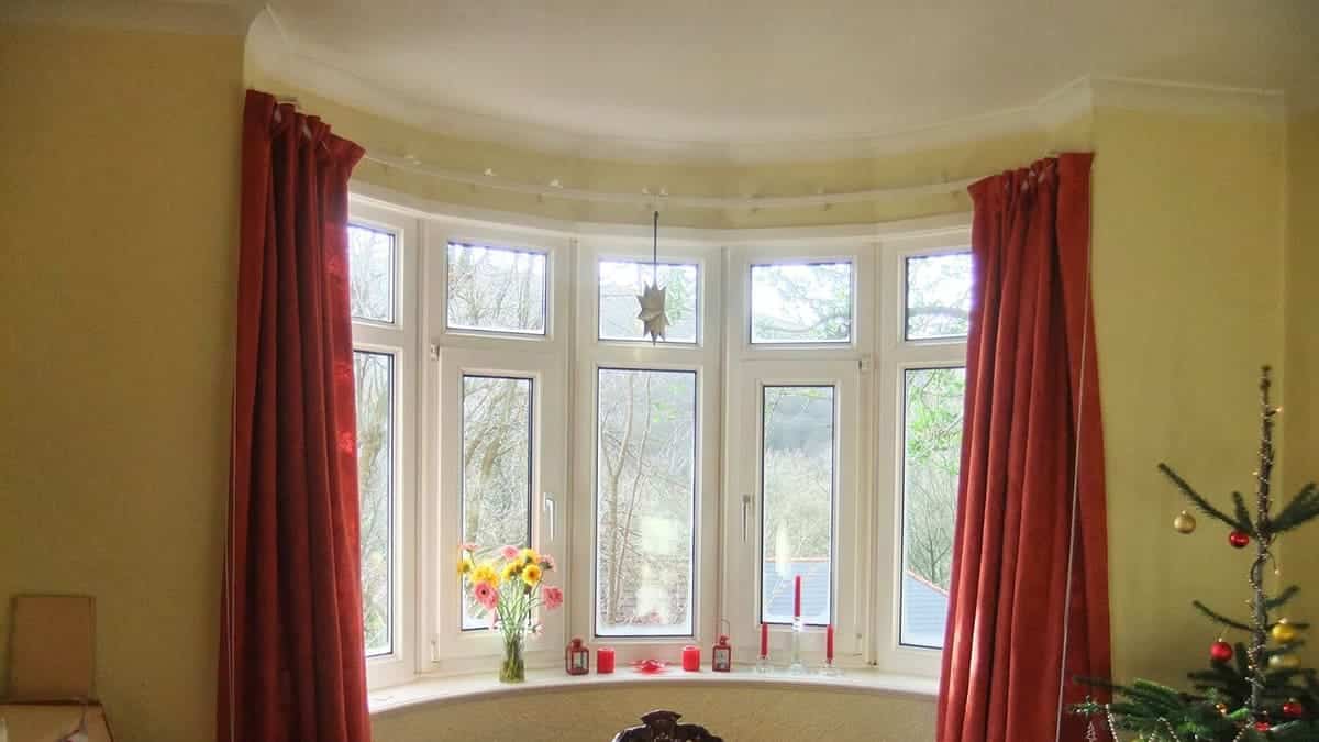 Curved curtain rods for bay windows